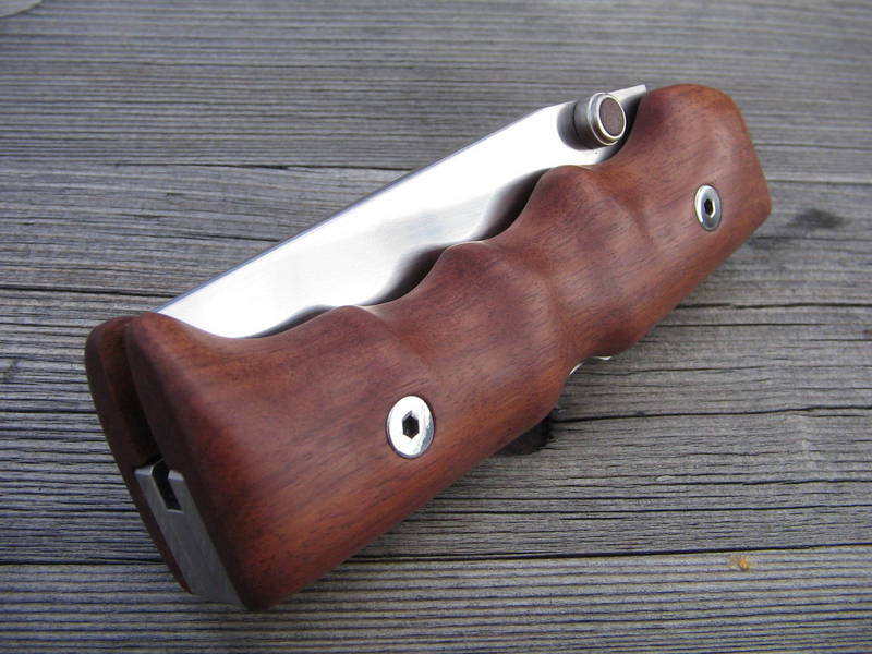 Klassisches Klappmesser mit Holzgriff.